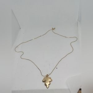 Avon Vintage Gold Tone Leaf Pendant Necklace 1978 16" Chain